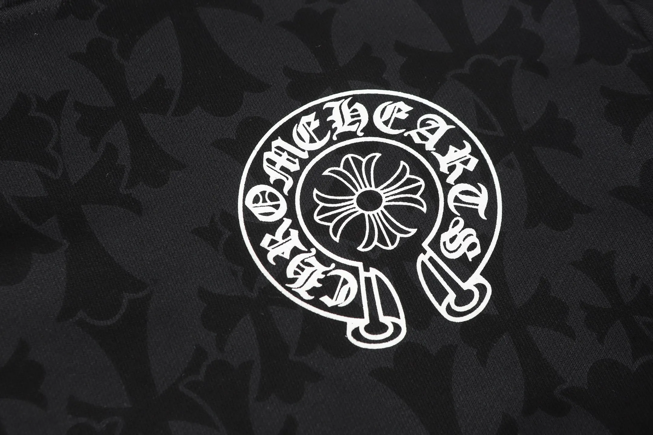 P280 #L3120 cross-border model. Those who pursue quality should not place an order. -Chrome Hearts/Chrome Heart Dark Pattern Cross✝️Horseshoe Sanskrit Hooded Sweatshirt -High weight, high density and high quality. The wool is soft, delicate and skin-friendly. It feels soft and silky. It has excellent warmth and skin-friendly properties.
